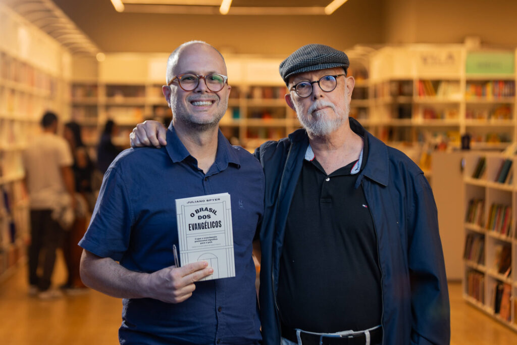 Juliano Spyer reúne convidados em lançamento de livro - 19/08/2026 - Mônica Bergamo