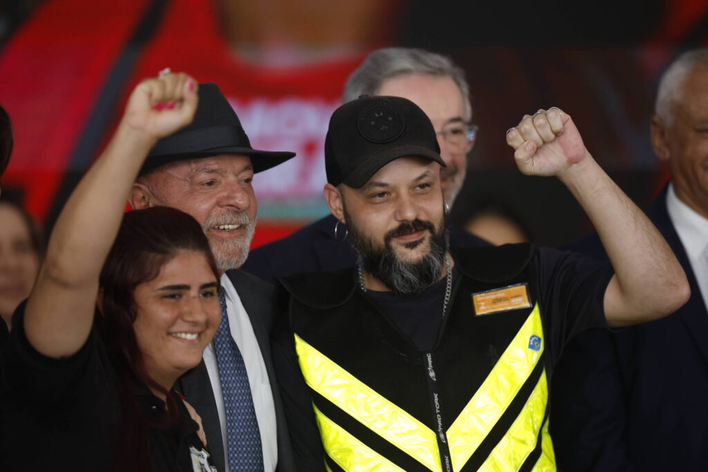 Lula recebe entregadores sem acesso a crédito de programa - 05/08/2026 - Mônica Bergamo