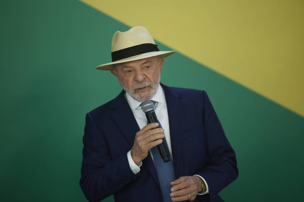 Lula vai a evento do MTST, exalta política habitacional e elogia aliados candidatos em SP - 08/08/2026 - Política
