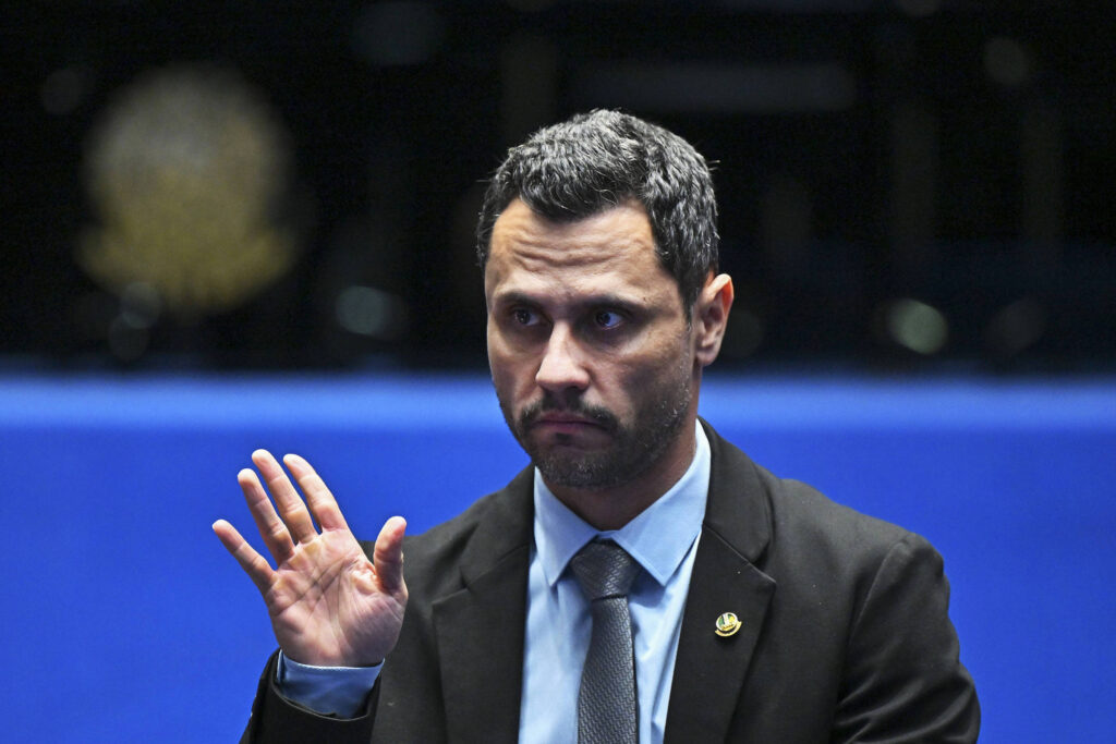 MG: Candidatura de Cleitinho põe direita em curto-circuito - 10/08/2026 - Encaminhado com Frequência