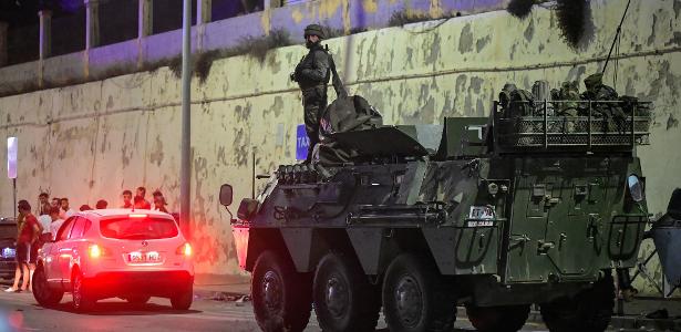 30.jun.2026 - Militares espanhóis fazem a guarda na fronteira entre o enclave espanhol de Ceuta e Marrocos, após milhares de migrantes entrarem em Ceuta pelo mar; imagem registrada em Ceuta