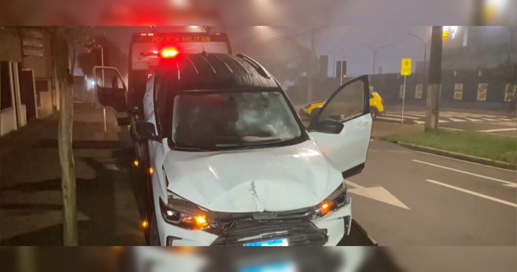 Motorista embriagada causa engavetamento com quatro carros e tenta agredir PMs no PR