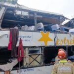 Oito pessoas morrem em tombamento de ônibus em Petrópolis