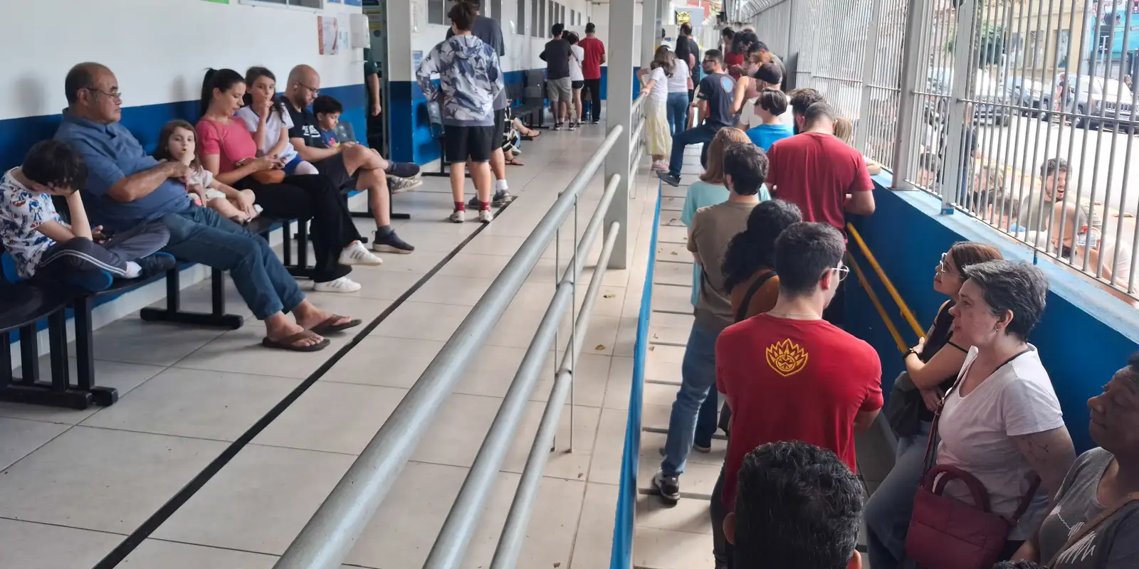 Paulistanos enfrentam filas para tomar vacina contra sarampo