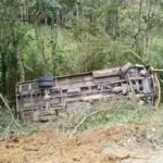 SC: Ônibus cai em ribanceira e deixa crianças feridas - 26/08/2026 - Cotidiano