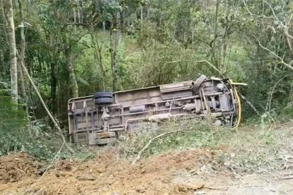 SC: Ônibus cai em ribanceira e deixa crianças feridas - 26/08/2026 - Cotidiano