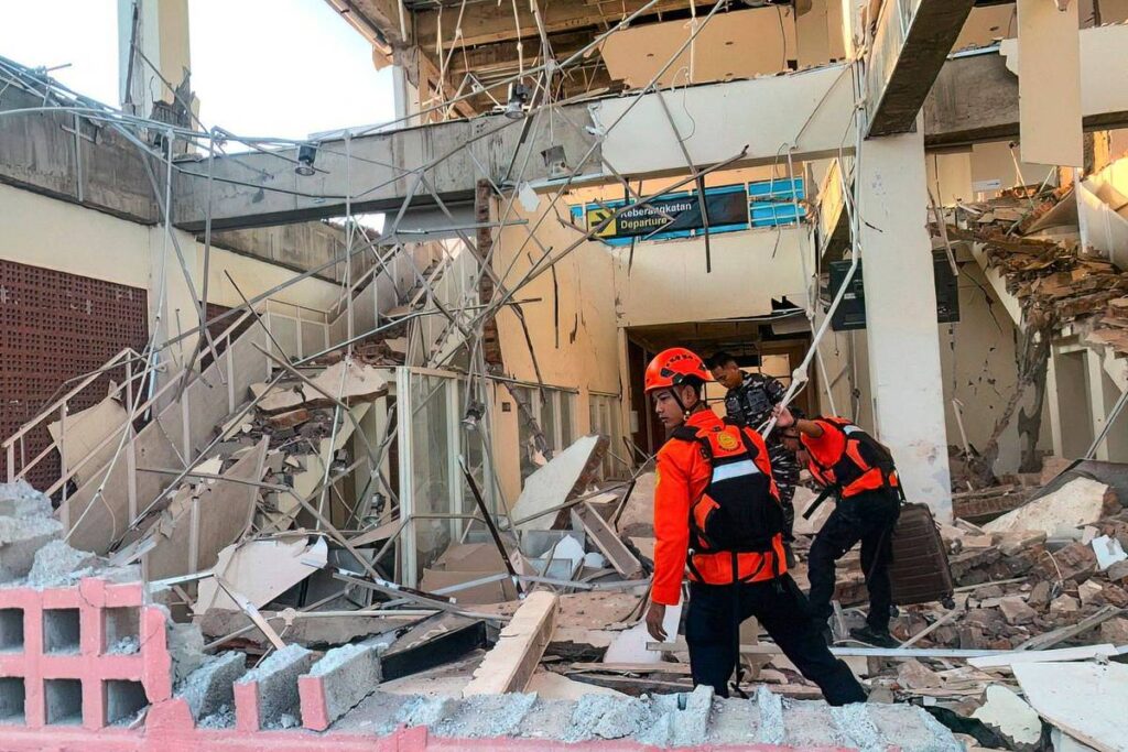 Terremoto de magnitude 7,7 deixa 5 mortos na Indonésia - 15/08/2026 - Mundo