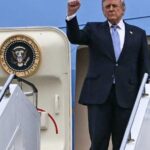 15.mai.26 - O presidente dos EUA, Donald Trump, embarca no Air Force One antes de sua partida do Aeroporto Internacional de Pequim, em Pequim