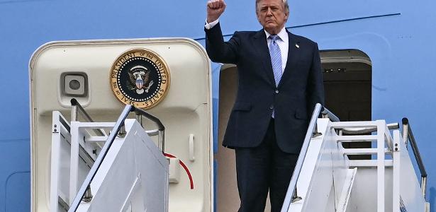 15.mai.26 - O presidente dos EUA, Donald Trump, embarca no Air Force One antes de sua partida do Aeroporto Internacional de Pequim, em Pequim