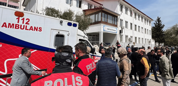 15.04.2026 - Forças de segurança e de resgate no pátio de uma escola na Turquia após ataque