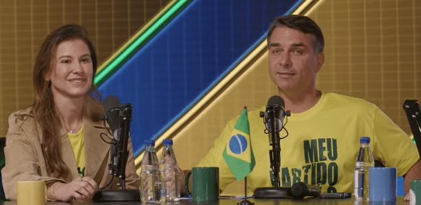 Flávio Bolsonaro e a esposa, Fernanda, na estreia da TV Celular