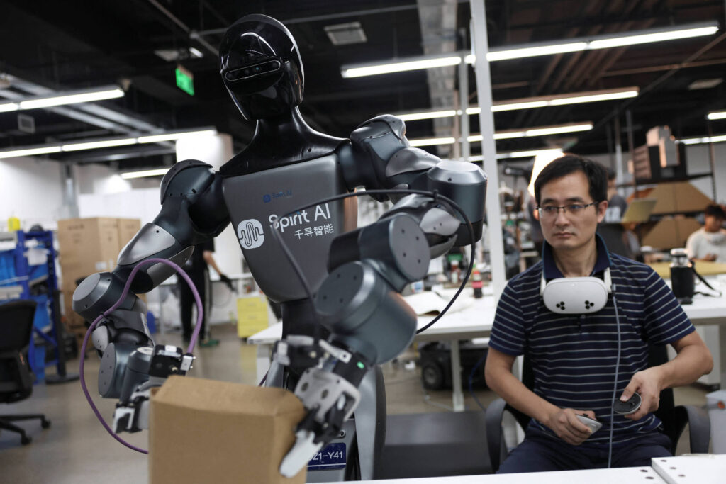 Cérebros robóticos devem avançar, mas só devem chegar às casas em 2034, prevê startup chinesa - 18/09/2026 - IA