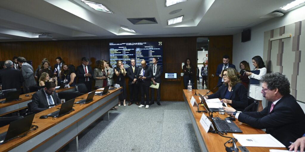 Comissão aprova MP da taxa das blusinhas: texto segue a plenários