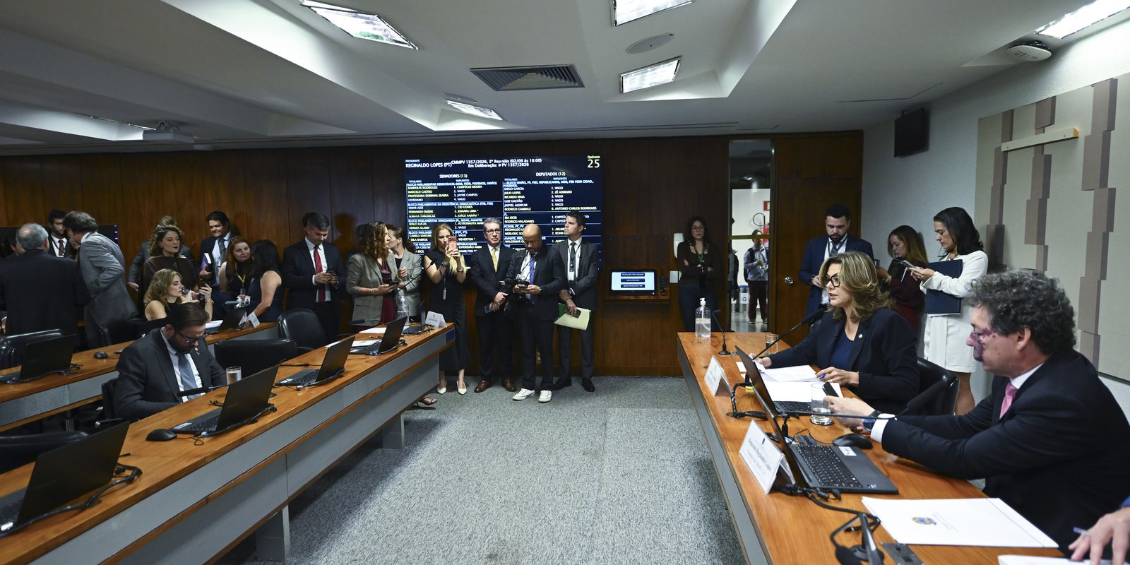 Comissão aprova MP da taxa das blusinhas: texto segue a plenários