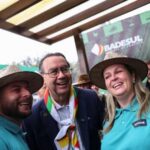 O candidato a presidente Augusto Cury faz campanha na feira de agronegócio Expointer, em Esteio (RS)
