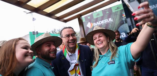 O candidato a presidente Augusto Cury faz campanha na feira de agronegócio Expointer, em Esteio (RS)