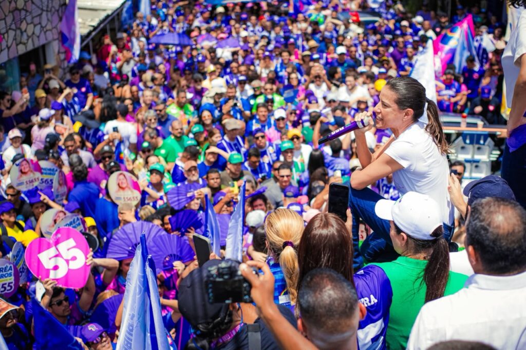 Em grande caminhada em Casa Amarela, Raquel recebe carinho da população e garante expansão do Hospital da Restauração