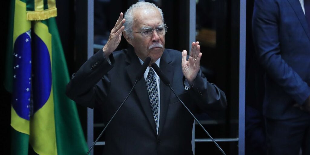 Ex-presidente José Sarney é internado com quadro de pneumonia