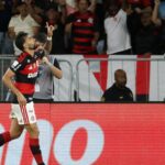 Flamengo vence e fica a um ponto do Palmeiras, líder do Brasileirão