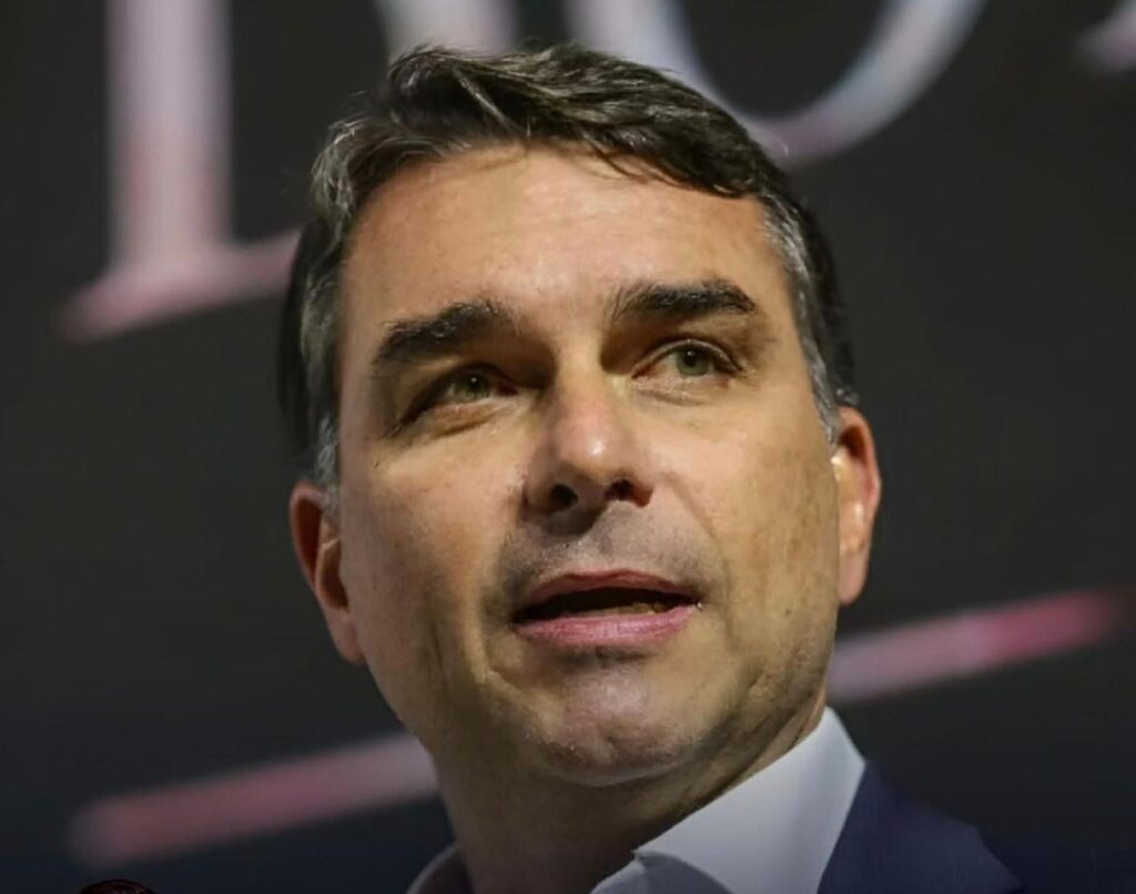 Flávio Bolsonaro confirma presença no debate da Globo e desafia Lula: “É com ele que quero debater”