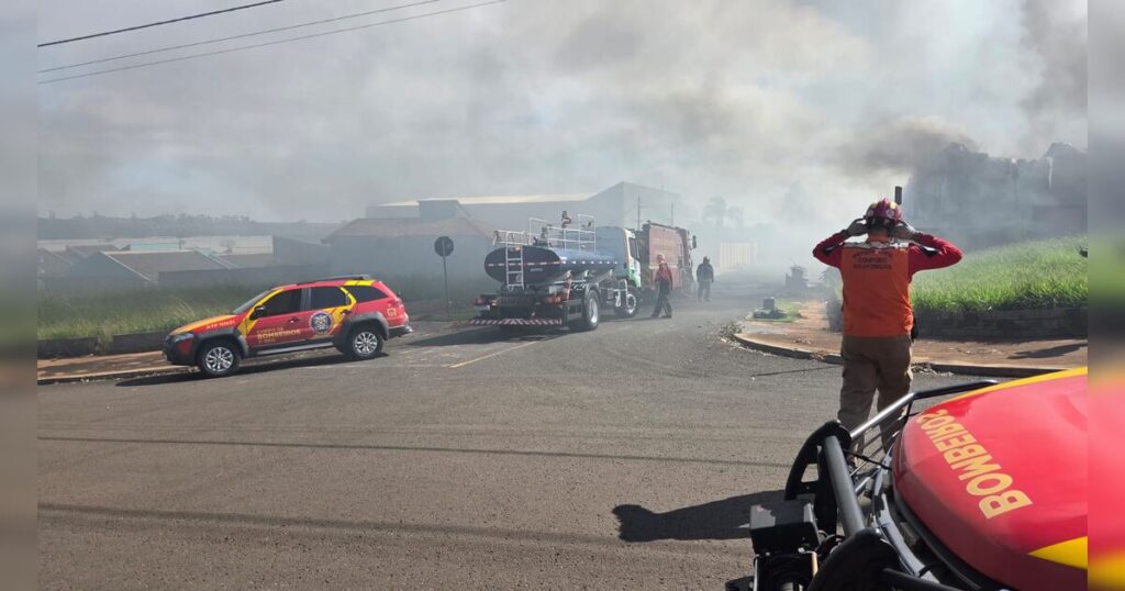 Força-tarefa e drone térmico contêm incêndio em fábrica em Arapongas (PR); veja