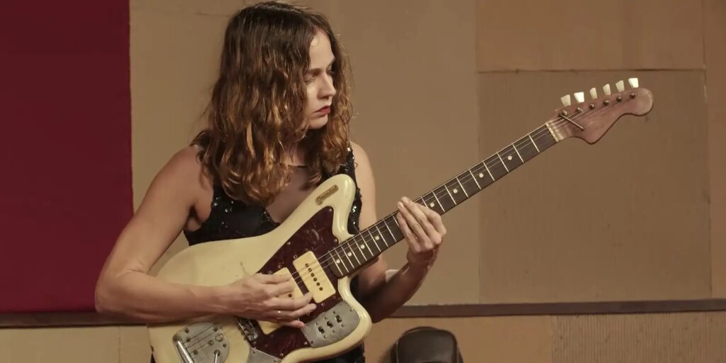 Gabi Terra é destaque do reality Duelo de Guitarras na TV Brasil