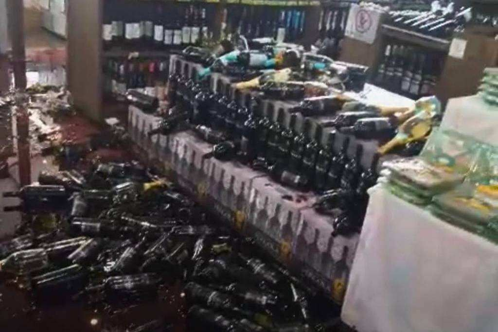 Homem destrói garrafas de vinho em supermercado - 15/09/2026 - Cotidiano