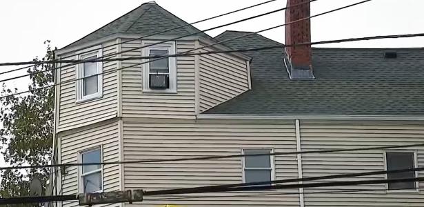 28.fev.2026 - Casa onde mulher foi mantida refém por Jordende Pierre em Massachussets, Estados Unidos
