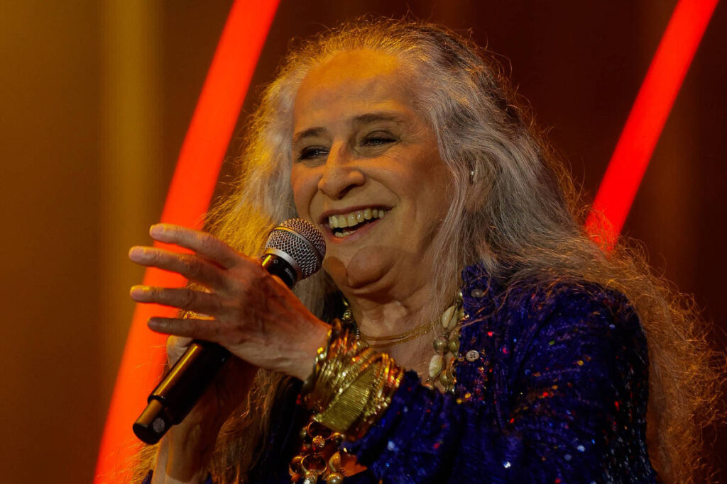 Maria Bethânia faz o 'L' de Lula em show no Coala Festival - 12/09/2026 - Ilustrada