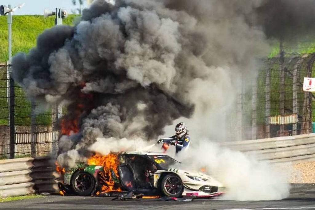 Piloto salva colega de carro em chamas no China GT - 06/09/2026 - Esporte