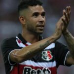 Renato comemora vitória do Santa Cruz em jogo da Série C do Brasileirão