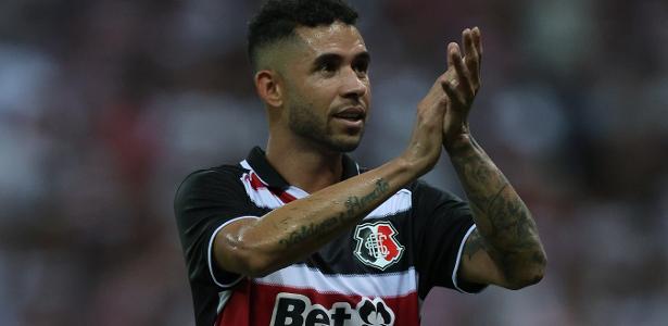 Renato comemora vitória do Santa Cruz em jogo da Série C do Brasileirão