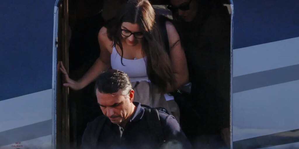 Aeronave com Flávio Bolsonaro e família pousa nos Estados Unidos