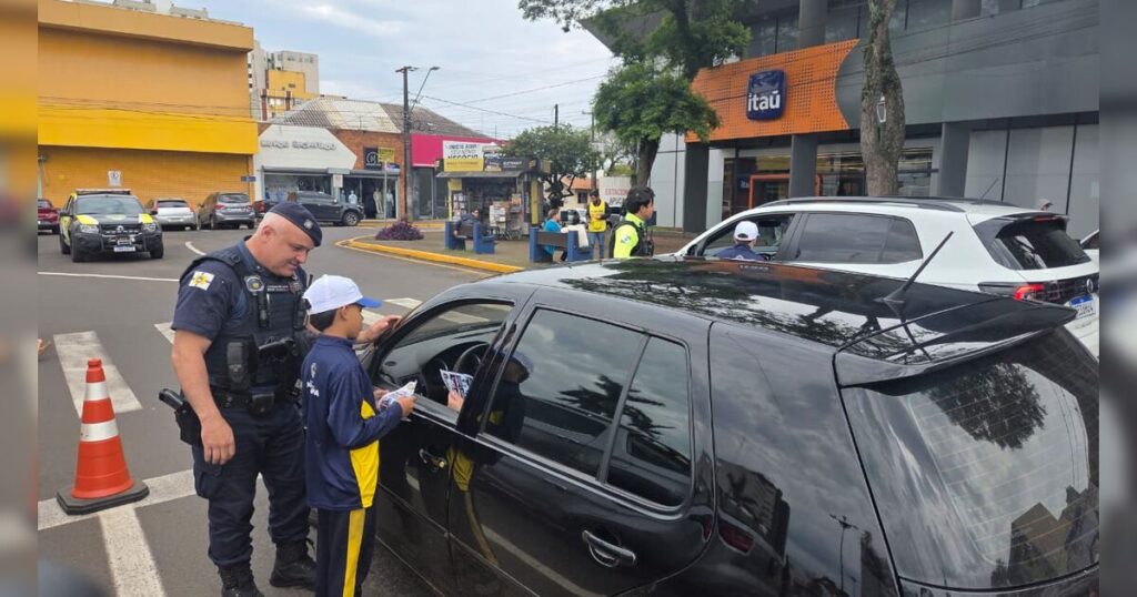 Alunos de escola municipal orientam motoristas durante blitz educativa em Apucarana