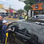 Alunos de escola municipal orientam motoristas durante blitz educativa em Apucarana