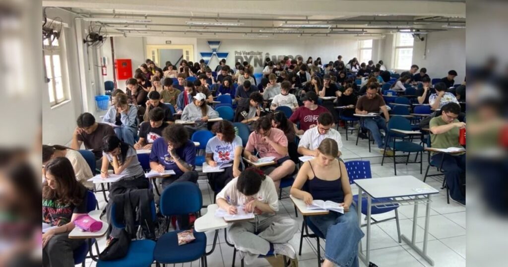 Às vésperas do vestibular da UFPR, estudantes terão revisão gratuita durante a madrugada