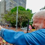 Ato pela reeleição de Lula leva milhares à Avenida Paulista