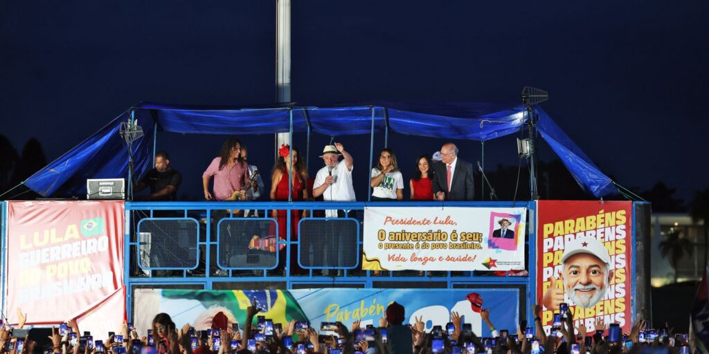 “Ato vergonhoso”, diz Lula sobre fuga de Flávio Bolsonaro