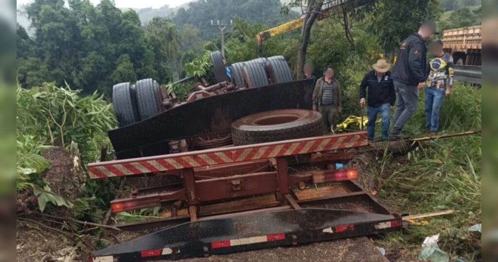 Capotamento de caminhão na PRC-487 deixa um morto e um ferido em Manoel Ribas