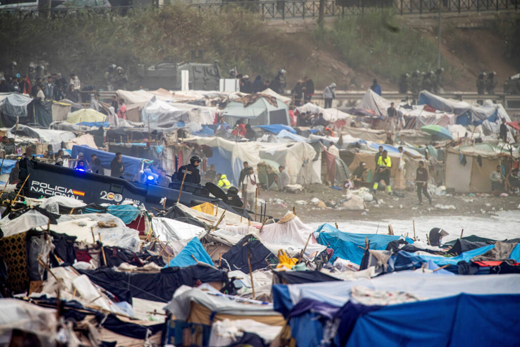 Ceuta: Polícia esvazia acampamento de migrantes em praia - 04/10/2026 - Mundo