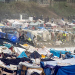 Ceuta: Polícia esvazia acampamento de migrantes em praia - 04/10/2026 - Mundo