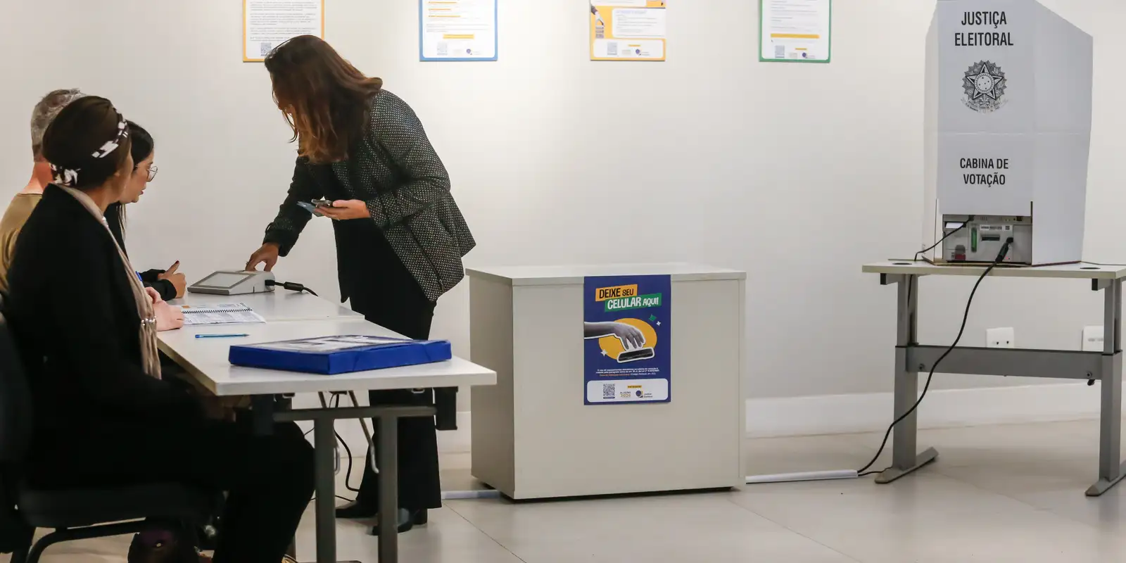 Colinha em papel e sem celular: saiba o que pode entrar na cabine