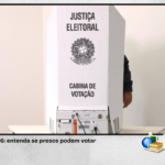 Foto de pessoa na urna eletrônica.