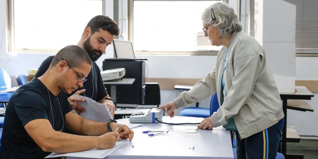Eleitores do Rio seguem em fila de votação até depois das 19h