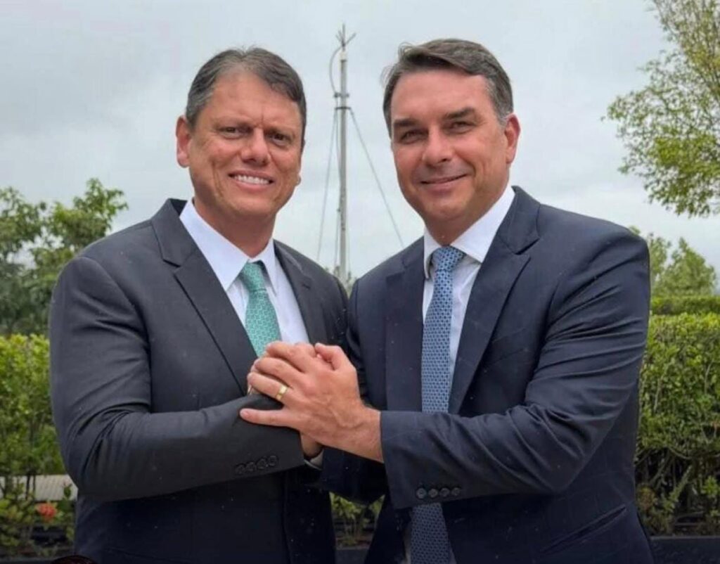 Flávio Bolsonaro prepara anúncio de candidatura à Presidência em 2030 para conter avanço de Tarcísio e Michelle