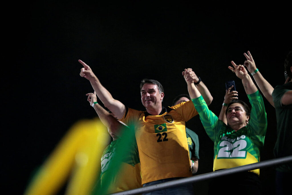 Flávio Bolsonaro promete BR-319 e combate a queimadas - 20/10/2026 - Política