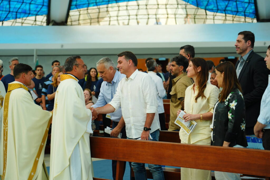 Flávio e Lula participam de homenagens a Nossa Senhora - 12/10/2026 - Política