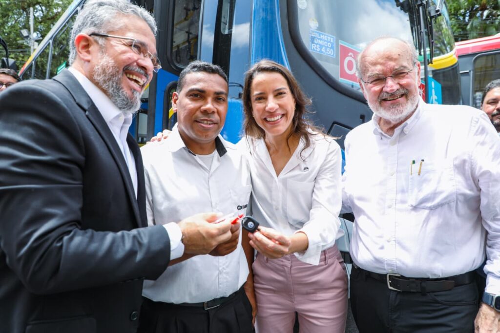 Governadora Raquel Lyra entrega 100 ônibus novos com ar-condicionado para Região Metropolitana do Recife