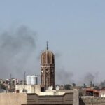 Fumaça sobe após ataque aéreo em Sanaa, no Iêmen, neste domingo (4)