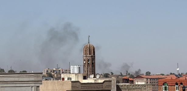 Fumaça sobe após ataque aéreo em Sanaa, no Iêmen, neste domingo (4)